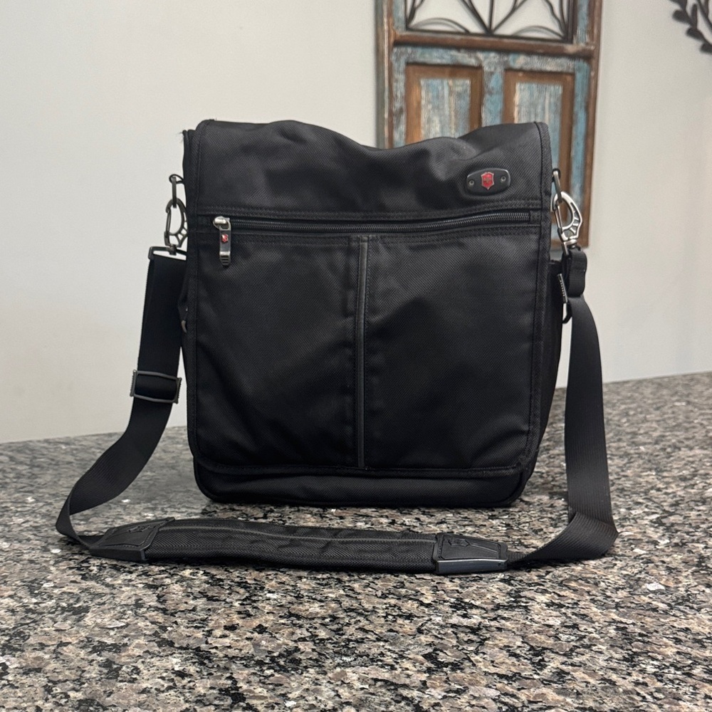 Victorinox Black Messenger laptop Bag EUC